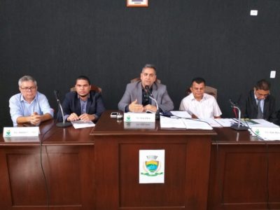 Pessoas reunidas durante audiência pública
