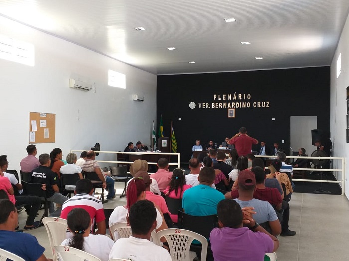 Pessoas reunidas durante audiência pública 