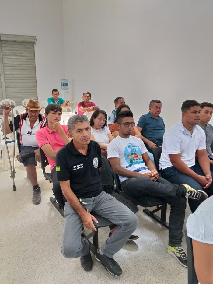 Pessoas reunidas durante audiência pública 