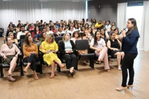 Pessoas reunidas durante palestra em um auditório