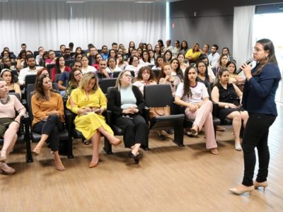 Pessoas reunidas durante palestra em um auditório