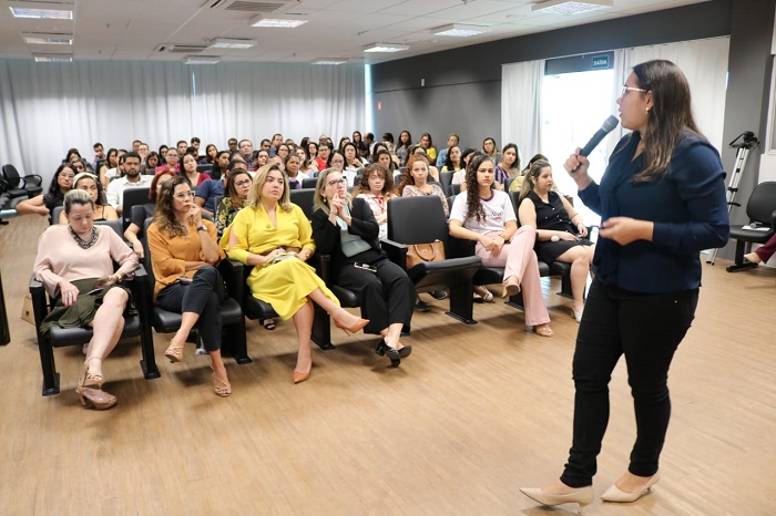 Mulher falando para público