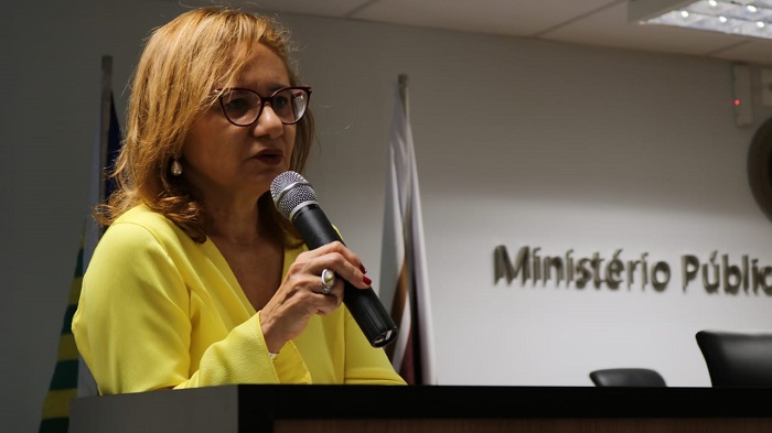 Mulher falando para público