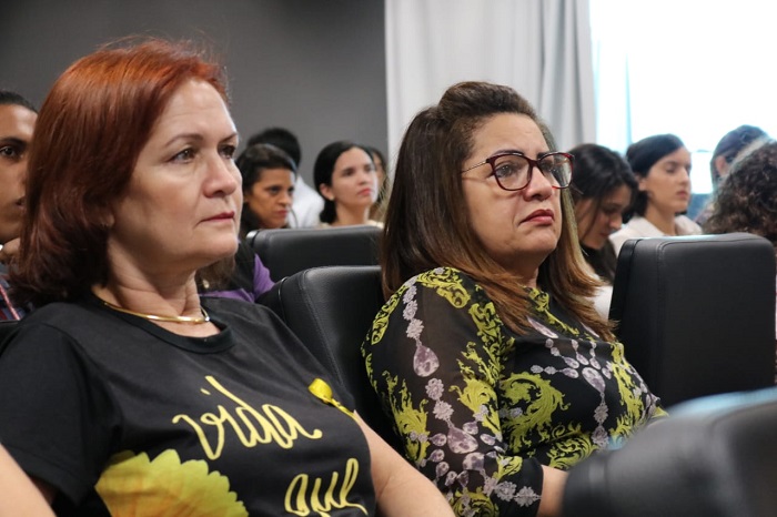 Pessoas atentas à palestra