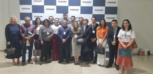 Pessoas reunidas posando para foto