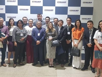 Pessoas reunidas posando para foto