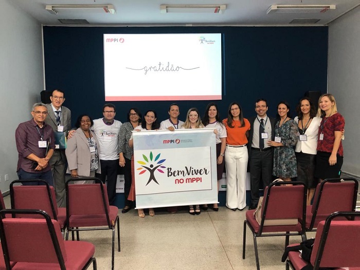 Pessoas reunidas posando para foto