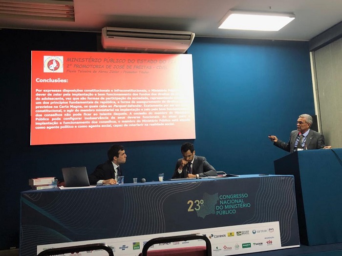 Homem apresentando trabalho