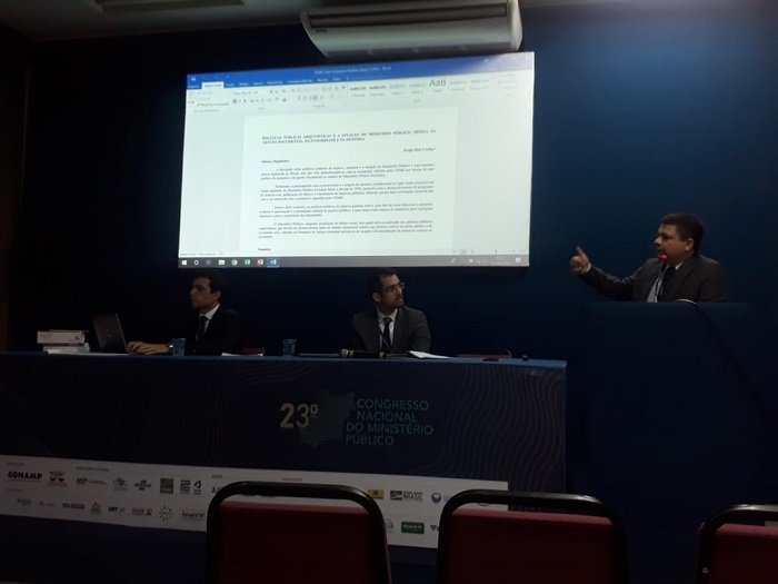 Homem apresentando trabalho