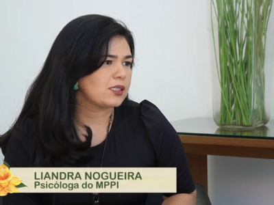 Mulher sentada em uma cadeira dando entrevista