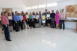Pessoas reunidas posando para foto