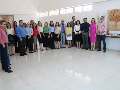 Pessoas reunidas posando para foto