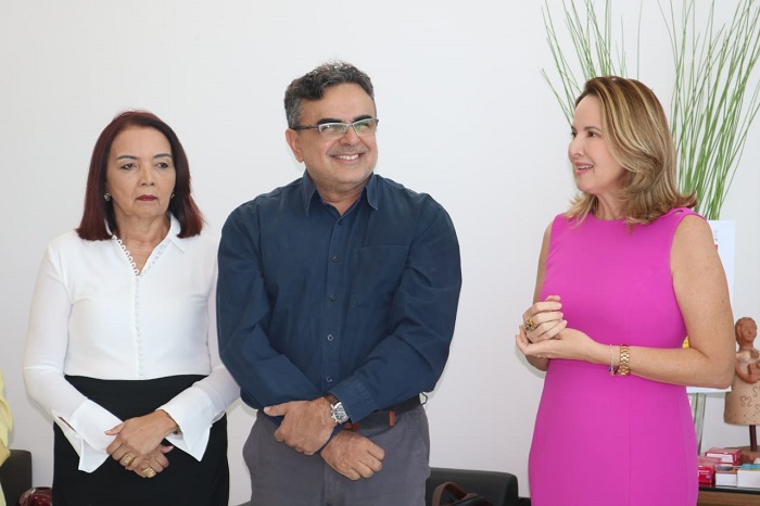 Mulher falando para público