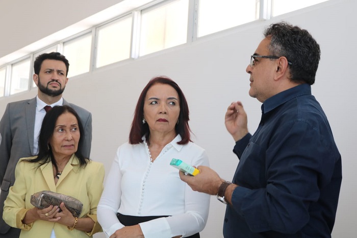 Homem com caixa de remédio na mão falando para público