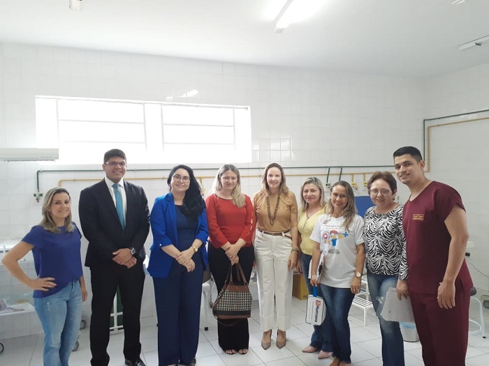 Homens e mulheres reunidos posando para foto