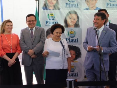 Pessoas reunidas durante solenidade de inauguração
