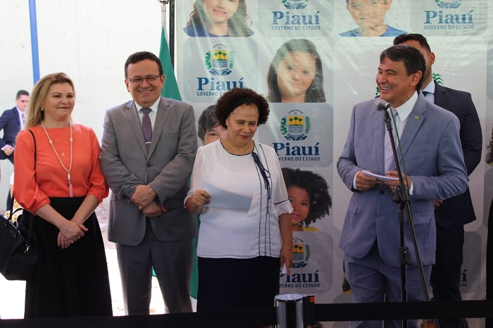 Pessoas reunidas durante solenidade de inauguração