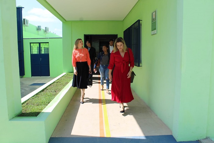 Mulheres andando por dependências de cadeia inaugurada