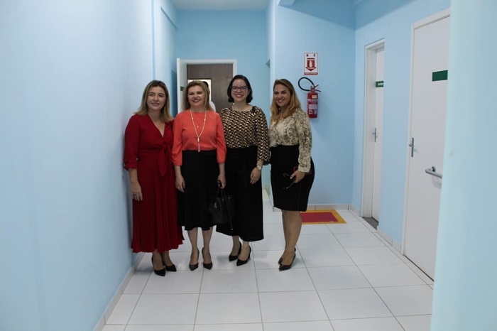Mulheres posando para foto