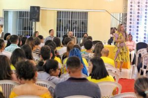Pessoas sentadas assistindo palestra