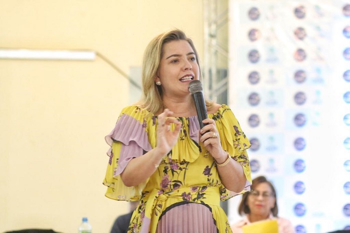 Mulher falando para público