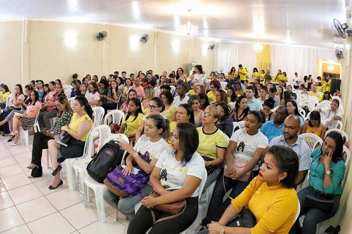 Pessoas reunidas no auditório