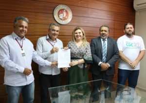 Pessoas segurando papel