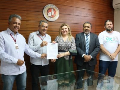 Pessoas segurando papel