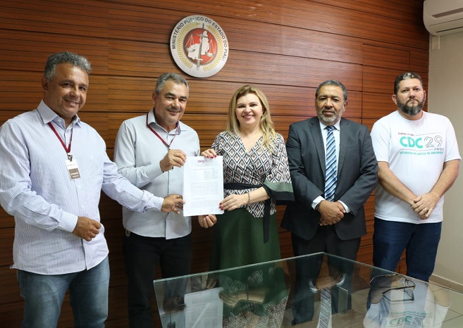 Pessoas segurando papel