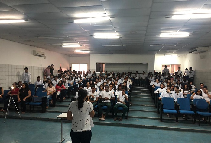 Mulher falando para público