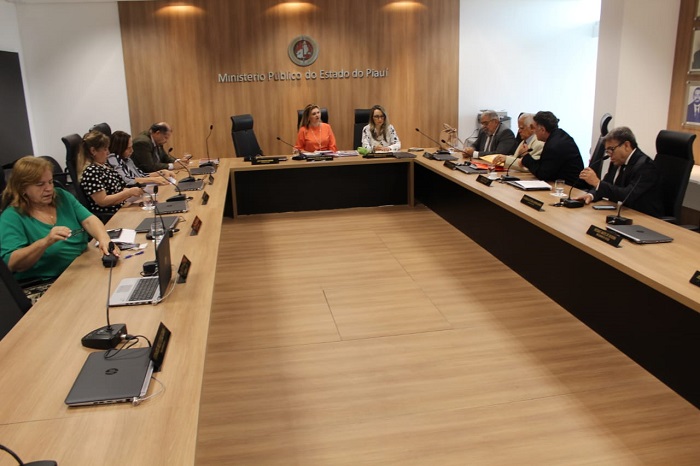 Pessoas em volta de uma mesa