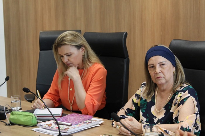 Mulher fazendo anotações 