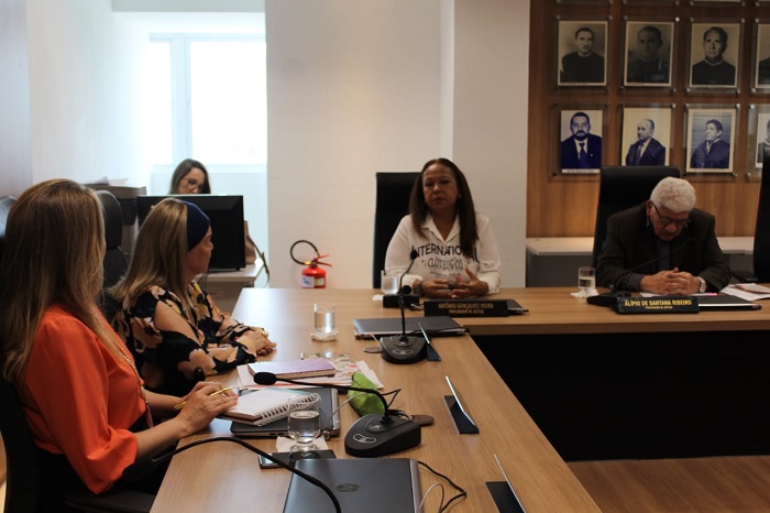 Pessoas reunidas em volta de uma mesa