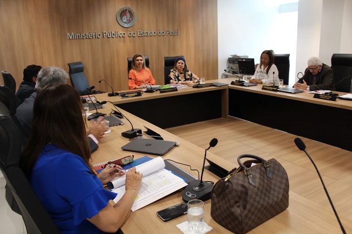 Pessoas reunidas em volta de uma mesa