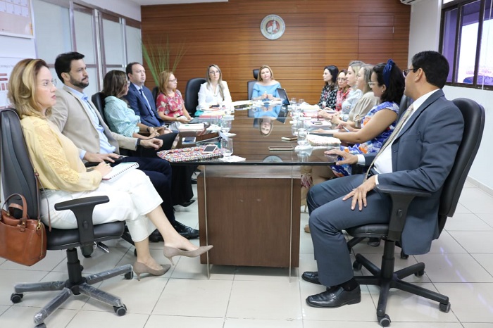 Pessoas reunidas em volta de uma mesa 