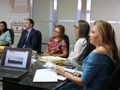Pessoas reunidas em volta de uma mesa