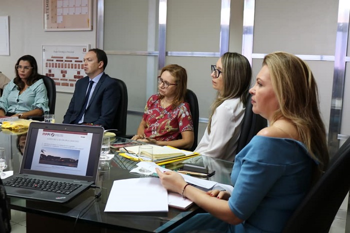 Pessoas reunidas em volta de uma mesa