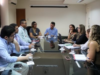 Pessoas reunidas em volta de uma mesa durante reunião