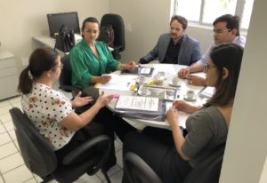 Pessoas sentadas em volta de uma mesa