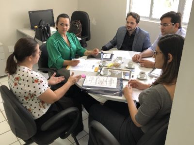 Pessoas sentadas em volta de uma mesa