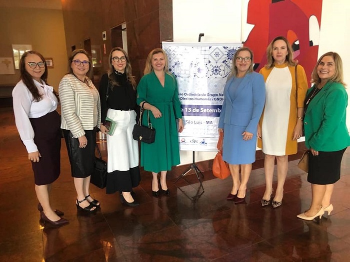Pessoas reunidas posando para foto