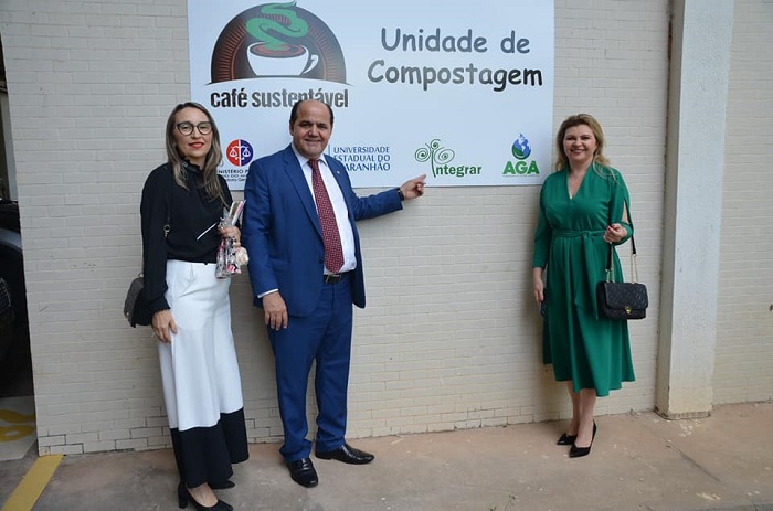 Pessoas posando para foto