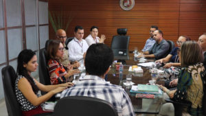 pessoas em volta de uma mesa