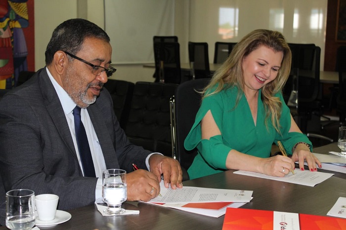 Homem e mulher assinando documento