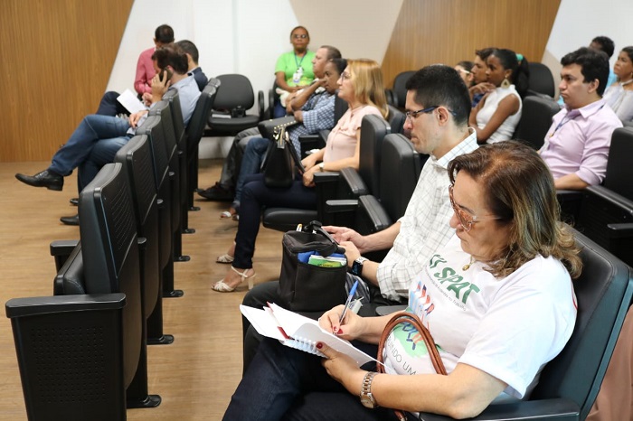Pessoas atentas à audiência