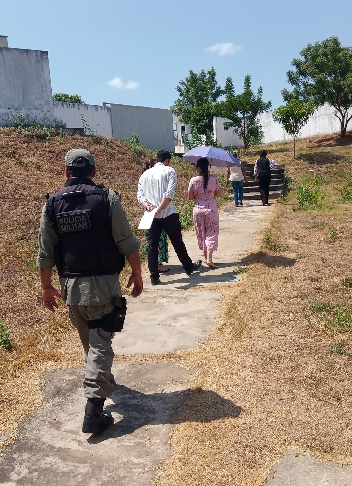 Pessoas caminhando 