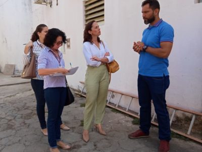 Pessoas de pé conversando
