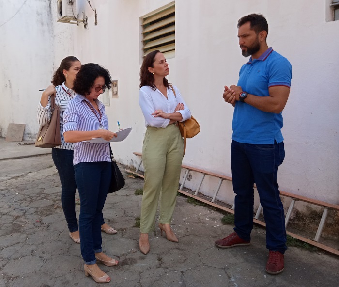 Pessoas de pé conversando