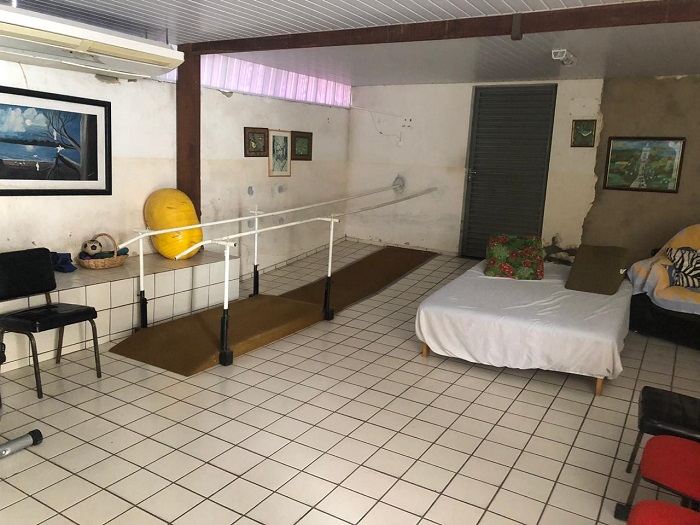 Quarto com barras de apoio e cama