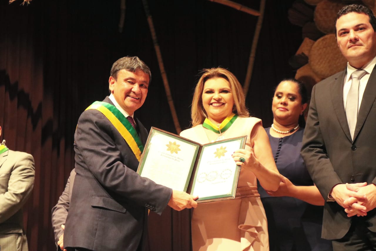 PGJ Carmelina Moura recebendo a medalha